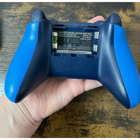 Lot of 3 Microsoft Xbox One Controllers – For Parts or Repair (Untested) - Picture 7 of 11